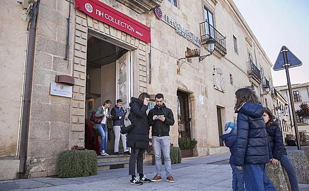 Los turistas se disponen a iniciar su visita a la ciudad desde San Juan. 