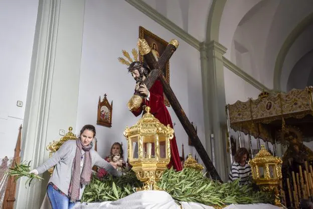 El monte de claveles del Cristo de la Espina será sustituido por brezo silvestre. :: J. V. ARNELAS