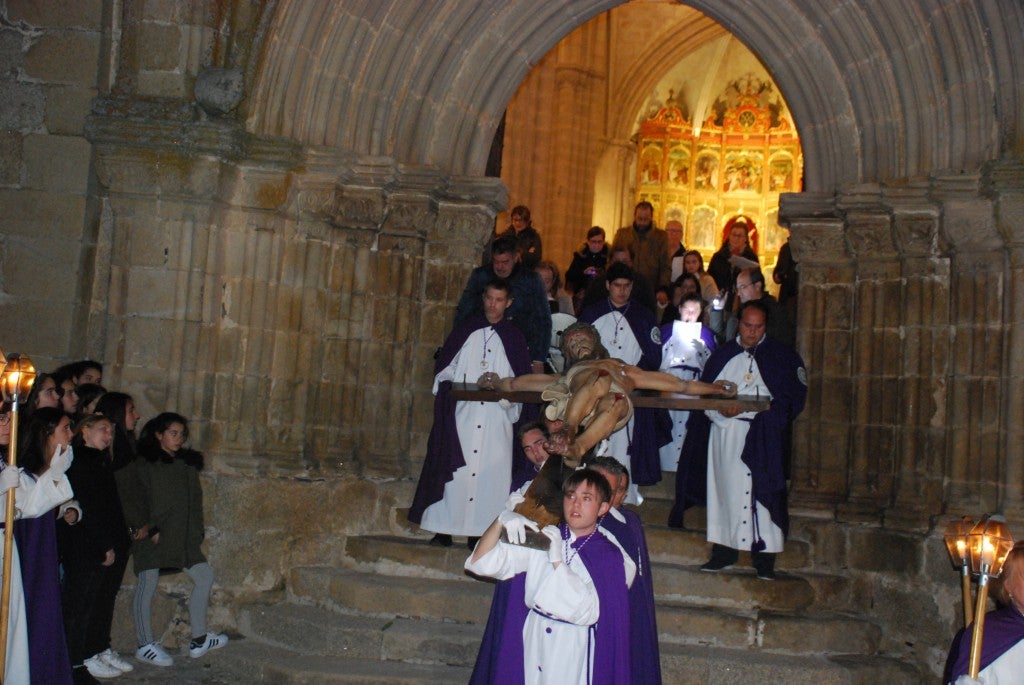 La devoción y el recogimiento recorrieron la parte antigua de Trujillo