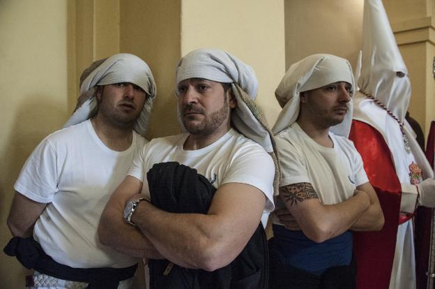 Costaleros de la hermandad de San Roque en la procesión del pasado domingo. :: pakopí