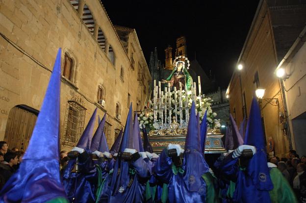 Paso de la Dolorosa de la Esperanza en la calle Blanca tras salir de la catedral. :: david palma