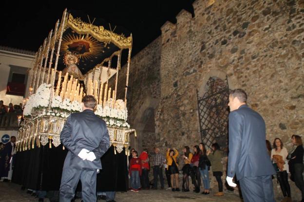 Virgen de los Dolores a su paso por el Arco de Burgos. :: p. díaz