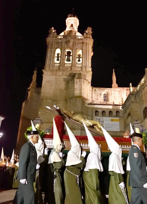 El Crucificado es escoltado por la Guardia Civil. :: karpint