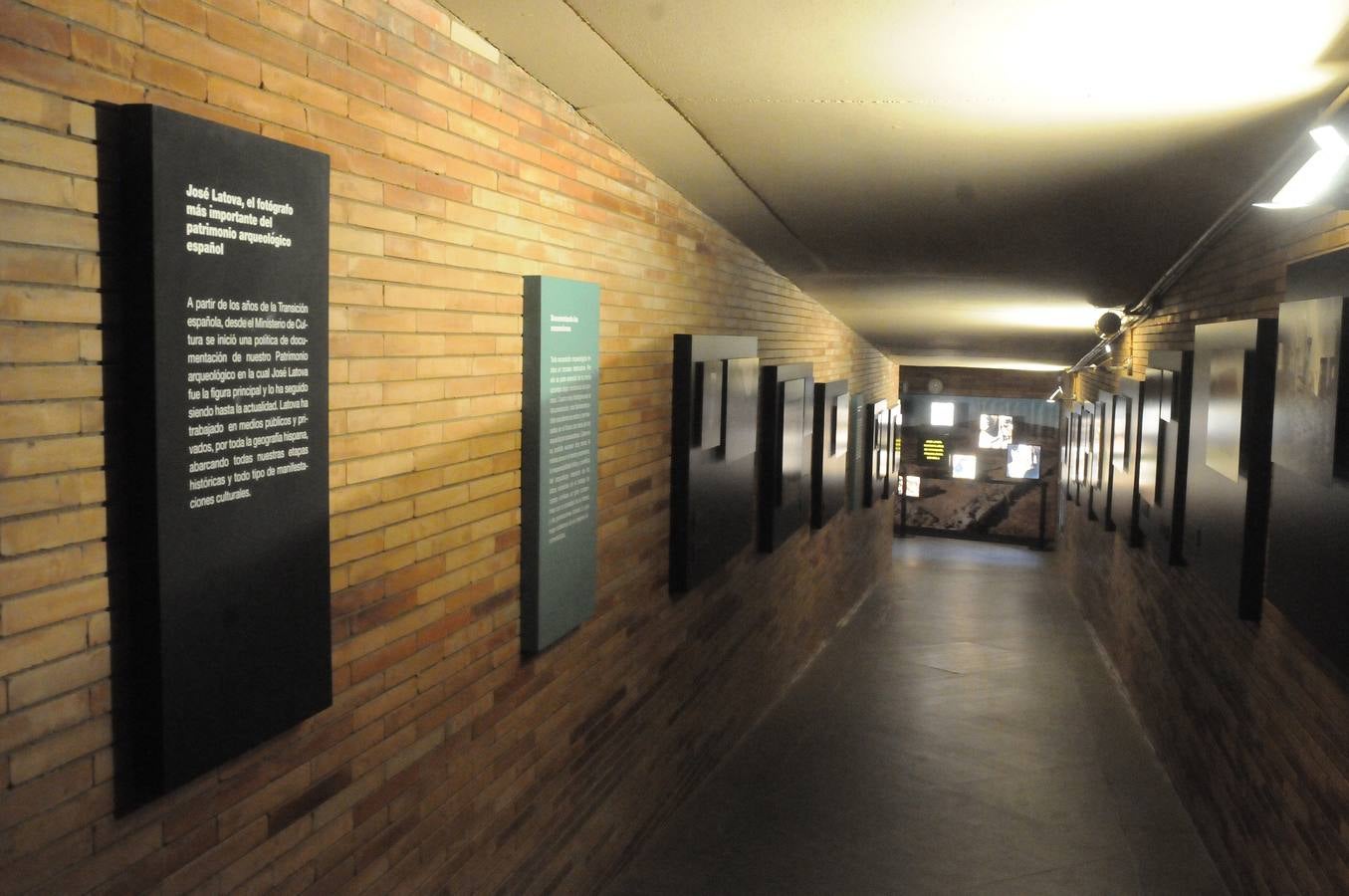 Esta muestra temporal comisariada por Enrique Baquedano y Agustín de la Casa, y coordinada desde el MNAR por Agustín Velázquez y Nova Barrero, expone una cuidada selección de fotografías tomadas por José Latova Fernández-Luna. Un nombre que aparece asociado a los proyectos arqueológicos más relevantes de nuestro país en la última generación de investigaciones