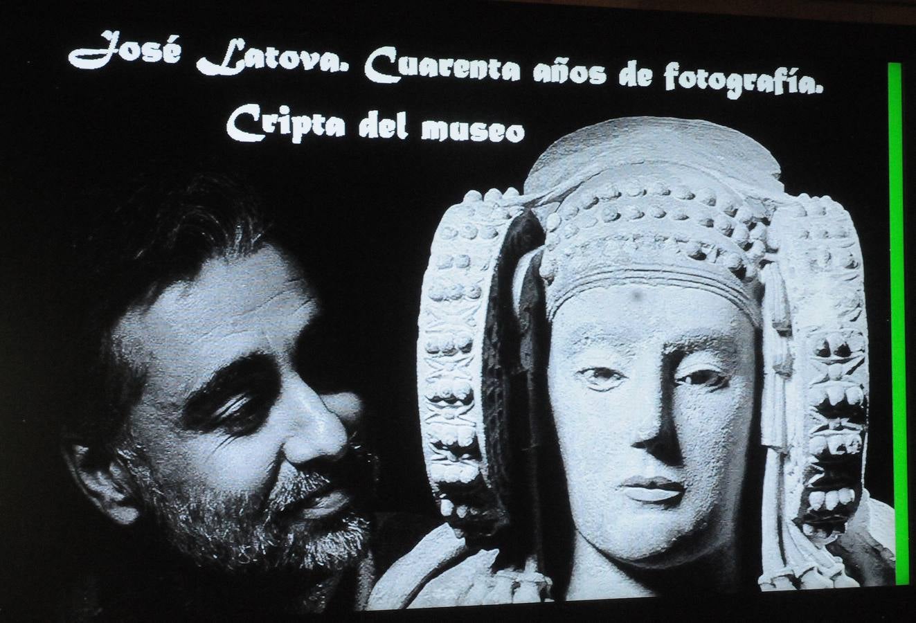 Esta muestra temporal comisariada por Enrique Baquedano y Agustín de la Casa, y coordinada desde el MNAR por Agustín Velázquez y Nova Barrero, expone una cuidada selección de fotografías tomadas por José Latova Fernández-Luna. Un nombre que aparece asociado a los proyectos arqueológicos más relevantes de nuestro país en la última generación de investigaciones