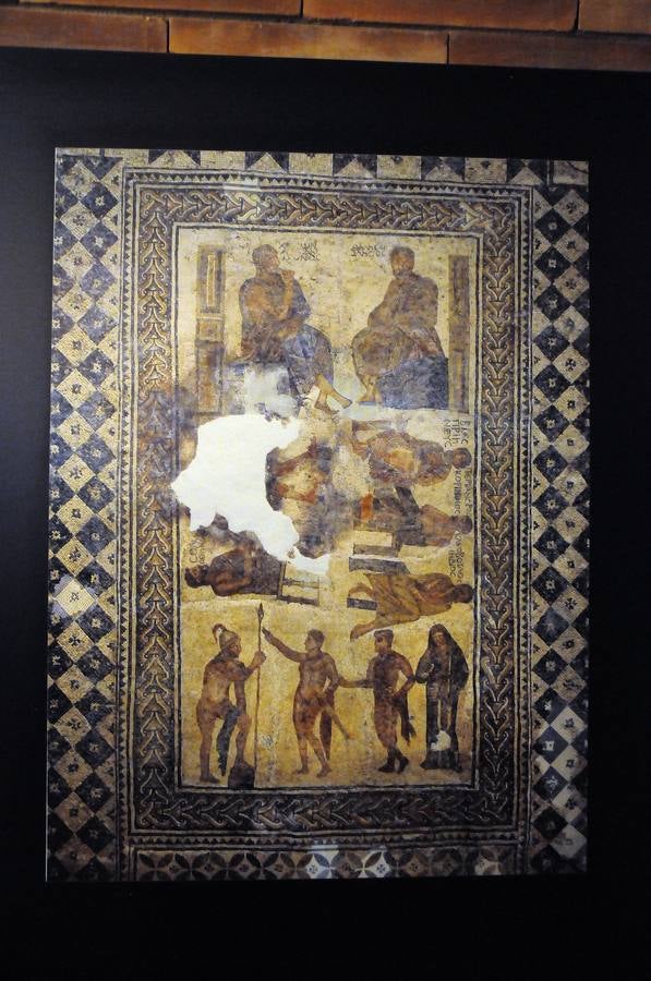 Esta muestra temporal comisariada por Enrique Baquedano y Agustín de la Casa, y coordinada desde el MNAR por Agustín Velázquez y Nova Barrero, expone una cuidada selección de fotografías tomadas por José Latova Fernández-Luna. Un nombre que aparece asociado a los proyectos arqueológicos más relevantes de nuestro país en la última generación de investigaciones