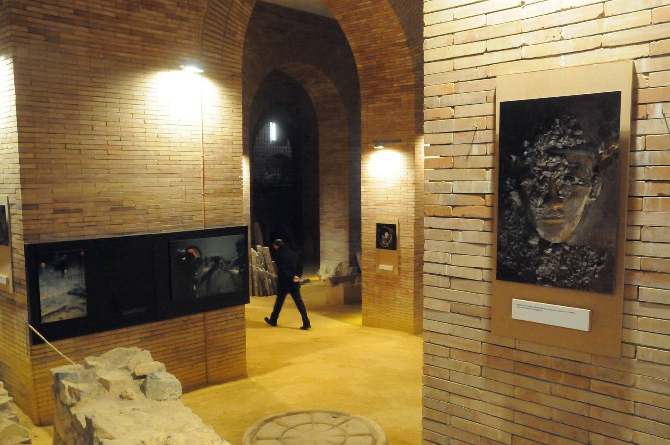 Esta muestra temporal comisariada por Enrique Baquedano y Agustín de la Casa, y coordinada desde el MNAR por Agustín Velázquez y Nova Barrero, expone una cuidada selección de fotografías tomadas por José Latova Fernández-Luna. Un nombre que aparece asociado a los proyectos arqueológicos más relevantes de nuestro país en la última generación de investigaciones