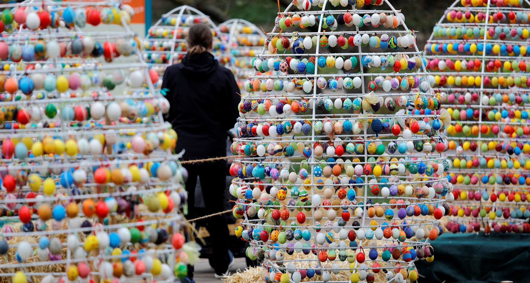 Vista de parte del "paseo de los huevos de Pascua" montado en el castillo de Ludwigsburg (Alemania). Esta 'avenida' está formada por unos 10.000 huevos auténtico pintados a mano. EFE/ 