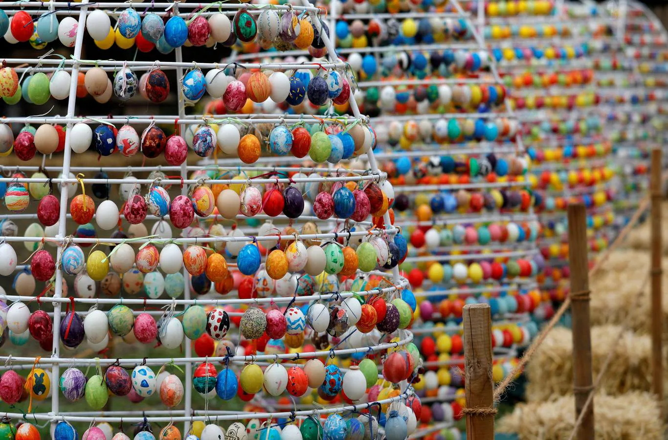 Vista de parte del "paseo de los huevos de Pascua" montado en el castillo de Ludwigsburg (Alemania). Esta 'avenida' está formada por unos 10.000 huevos auténtico pintados a mano. EFE/ 