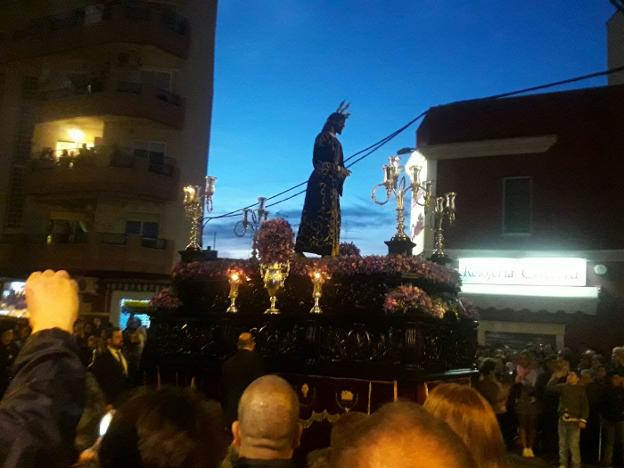 Miles de seguidores acompañaron el paso de Jesús Cautivo. :: g. c.