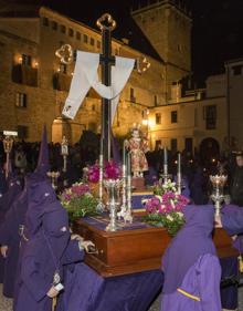 Imagen secundaria 2 - Arriba, el paso de Nuestra Señora del Amor; abajo a la izquierda, La Vera Cruz; a la derecha, Jesús de la Caída y la Verónica. 