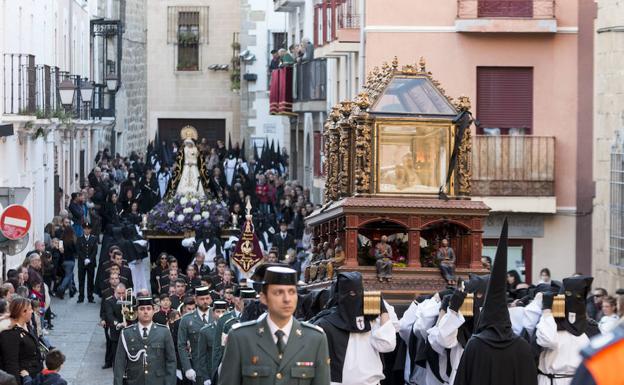 El Santo Sepulcro escoltado por la Guardia Civil a su paso por la calle blanca en la procesión del Sábado Santo. 