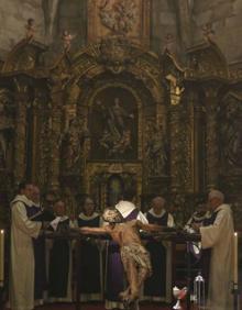 Imagen secundaria 2 - Imágenes del Vía Crucis, celebrado en la concatedral de Santa María. 