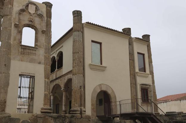 Palacio de los Corbos, junto al Templo de Diana. :: j. m. romero