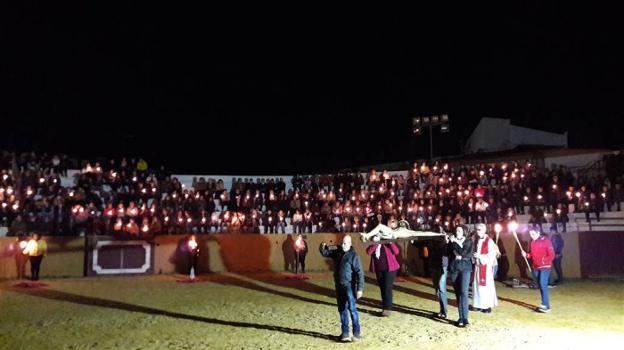 Sobrecogedora celebración del Vía Crucis en Fuente del Maestre