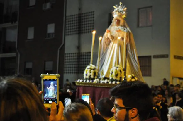 Una mujer fotografía el paso de María Santísima del Rosario. :: e. d.