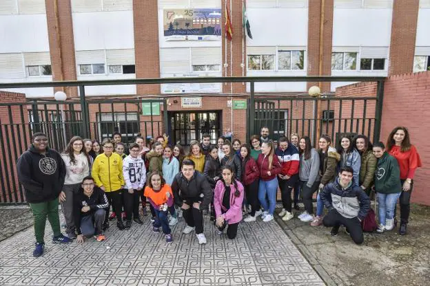 Un grupo de alumnos del IES San Roque posa delante del centro. :: j. v. arnelas