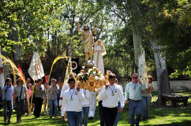 Tras el encuentro, ambos pasos son portados en procesión. :: e. d.