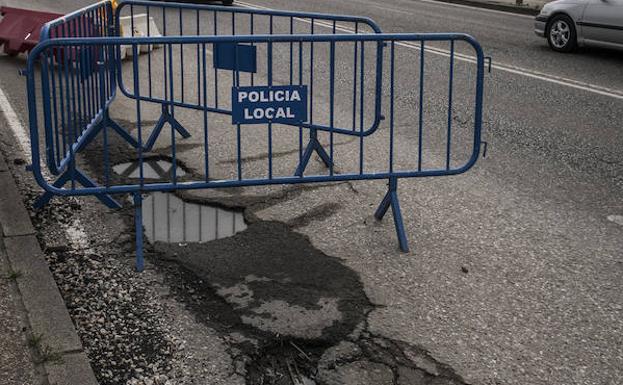 Los coches esquivando uno de los baches de Circunvalación