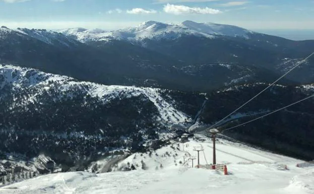 La nieve todavía se acumula en la estación del Sistema Central