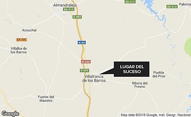 Siete camiones de bomberos controlan un fuego en una planta de reciclaje de papel