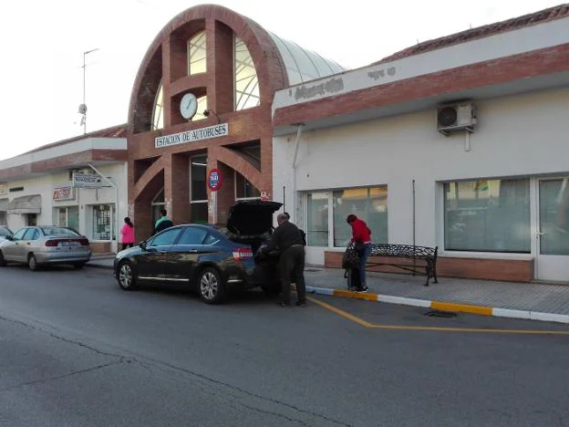 Tres plazas para taxis en la estación de Almendralejo 