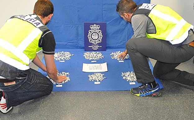 Agentes de la Policía Nacional de Mérida, con la droga intervenida:: HOY