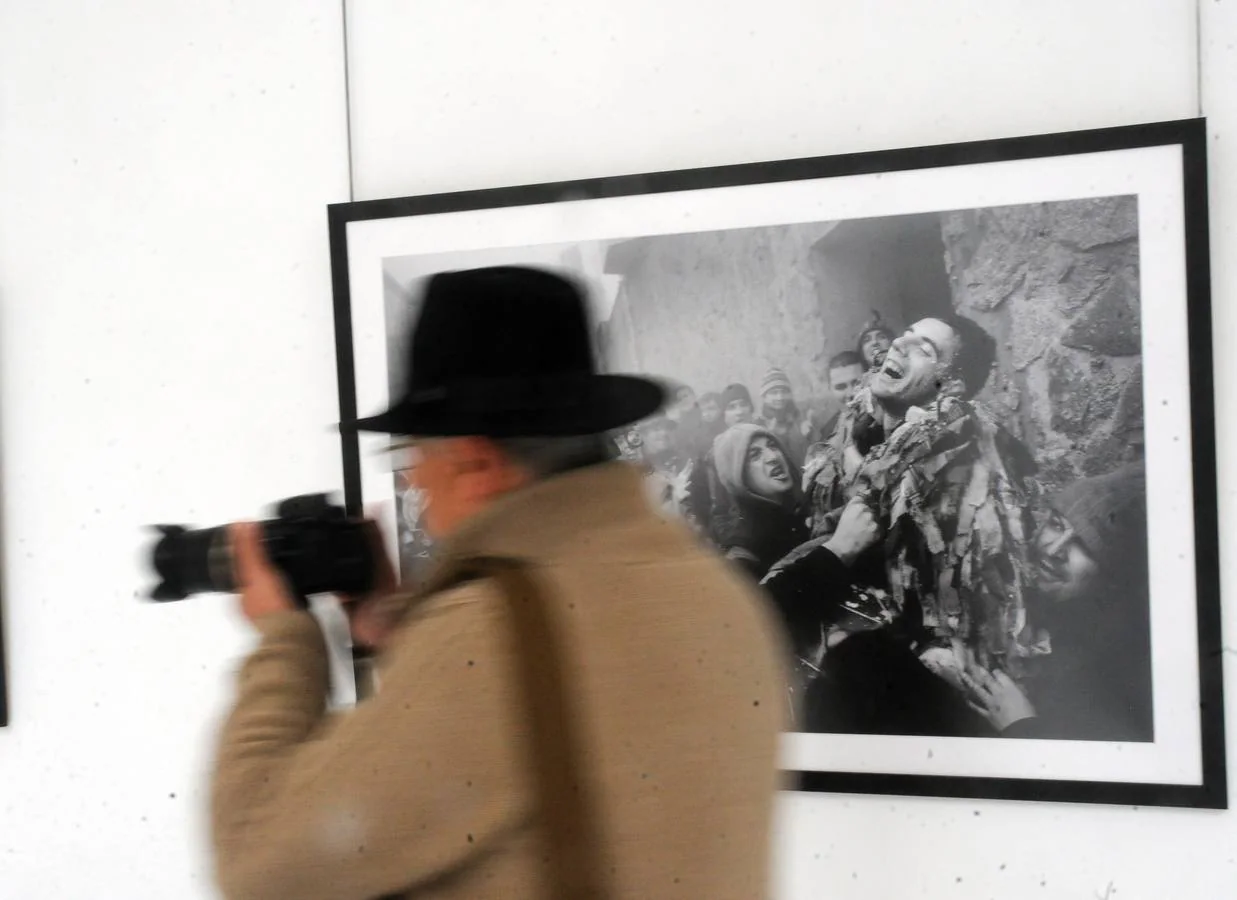 El fotógrafo expone una serie de fotografías que podrán verse durante este mes de abril en el Patio Noble de la Asamblea de Extremadura, en Mérida