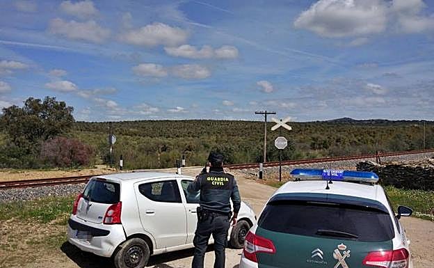El anciano se encontraba junto a las vías del tren:: HOY