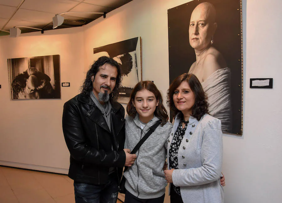 Lucas Garra, su hijo Lucas, y su mujer, Manuela Monje, delante de las fotos de la muestra