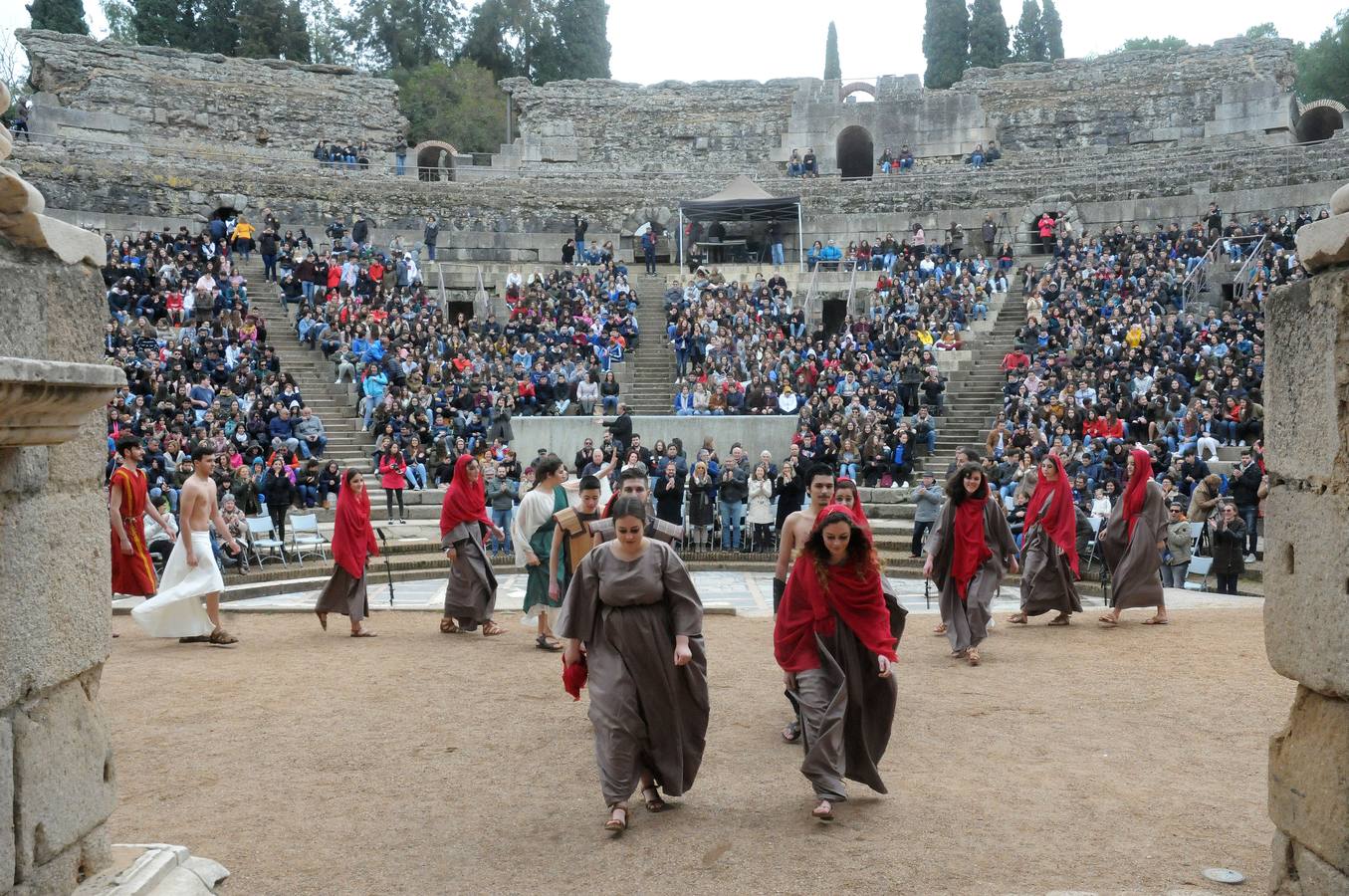 El Teatro Romano de Mérida ha acogido el espectáculo inaugural del XXII Festival Juvenil Europeo de Teatro Grecolatino con la obra 'Los Siete contra Tebas', versión y adaptación del texto de Esquilo, representado por el taller de teatro del IES 'Santa Eulalia', de Mérida, informa la Junta de Extremadura en una nota.