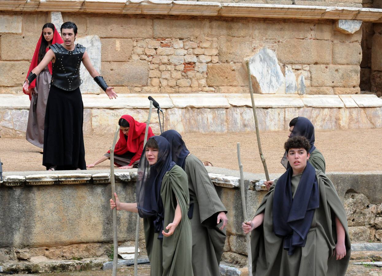 El Teatro Romano de Mérida ha acogido el espectáculo inaugural del XXII Festival Juvenil Europeo de Teatro Grecolatino con la obra 'Los Siete contra Tebas', versión y adaptación del texto de Esquilo, representado por el taller de teatro del IES 'Santa Eulalia', de Mérida, informa la Junta de Extremadura en una nota.