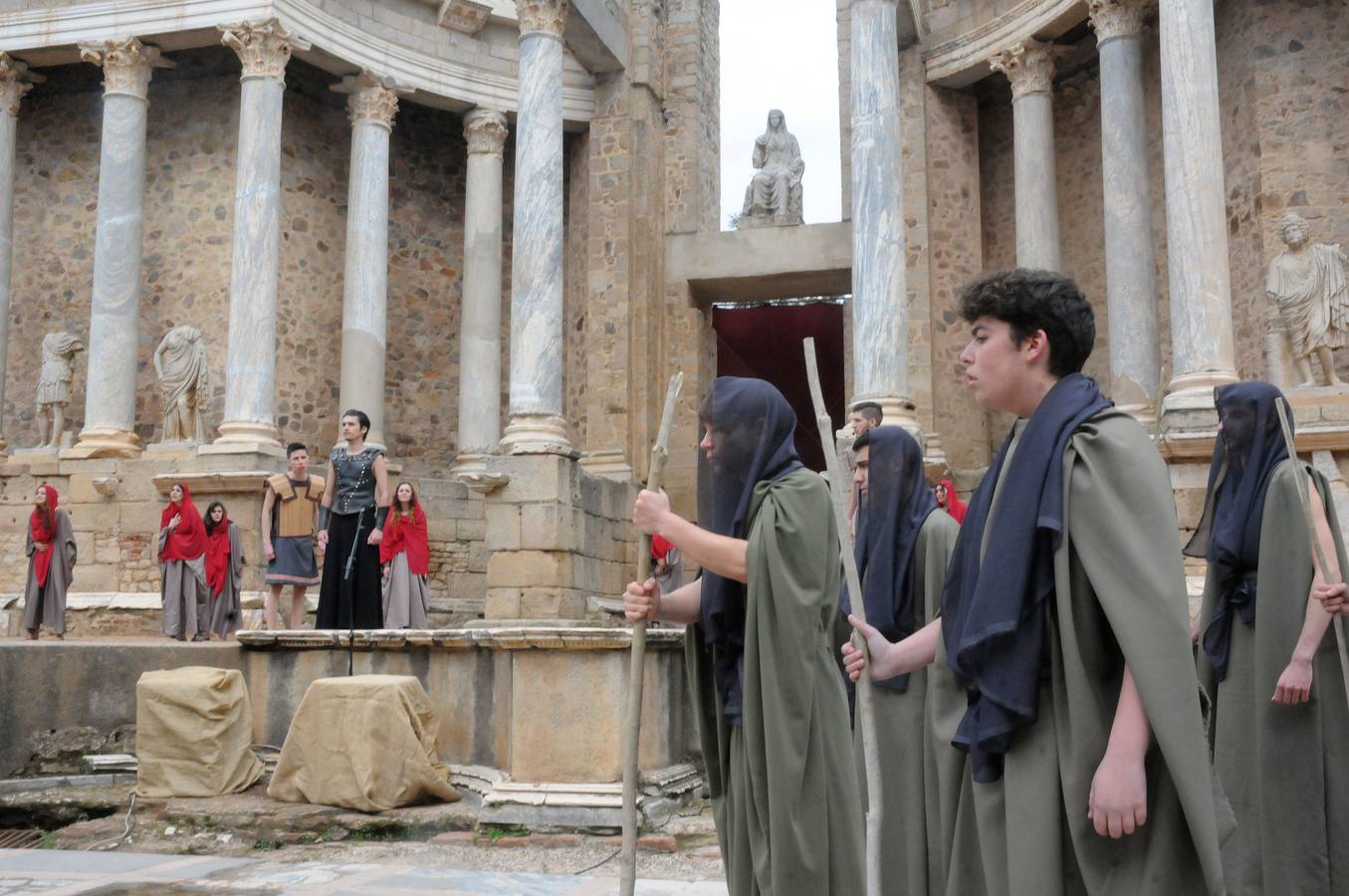 El Teatro Romano de Mérida ha acogido el espectáculo inaugural del XXII Festival Juvenil Europeo de Teatro Grecolatino con la obra 'Los Siete contra Tebas', versión y adaptación del texto de Esquilo, representado por el taller de teatro del IES 'Santa Eulalia', de Mérida, informa la Junta de Extremadura en una nota.