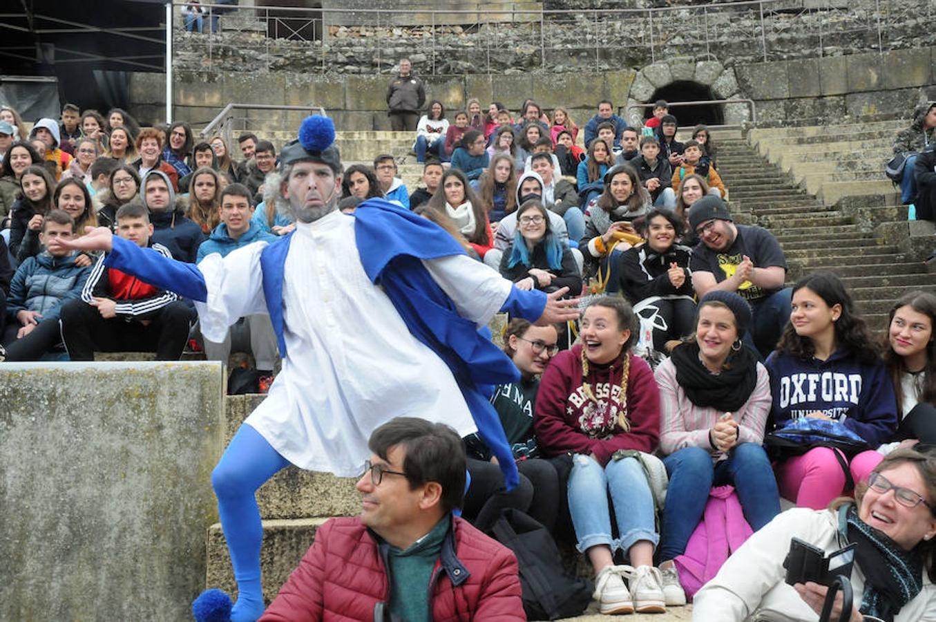 Finalmente se pudo interpretar la obra 'Mostelaria' de Plauto del IES Siberia Extremeña de Talarrubias que psuo en escena el grupo Párodos Teatro