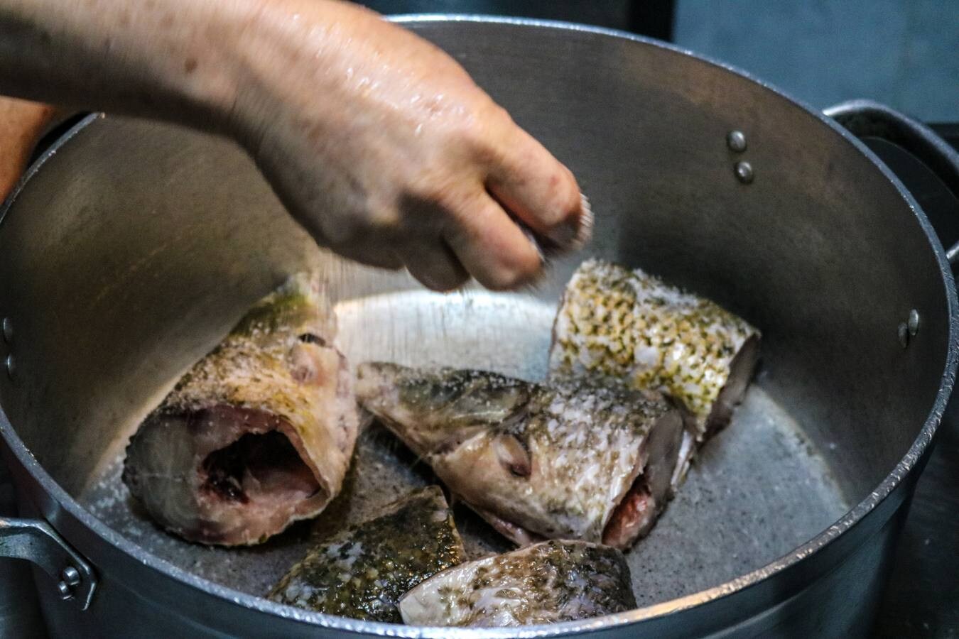 Joanna Guillerminha Mateos preprara una sopa de pescado de río