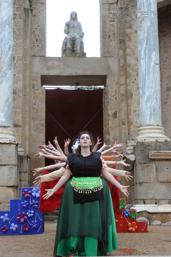 Finalmente se pudo interpretar la obra 'Mostelaria' de Plauto del IES Siberia Extremeña de Talarrubias que psuo en escena el grupo Párodos Teatro