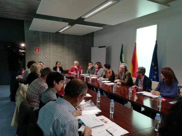 Reunión de la mesa negociadora en la que se acordó el pago del complemento. :: hoy