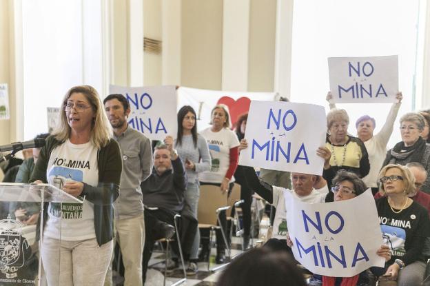 Protesta en el Ayuntamiento contra la mina de Valdeflores. :: hoy