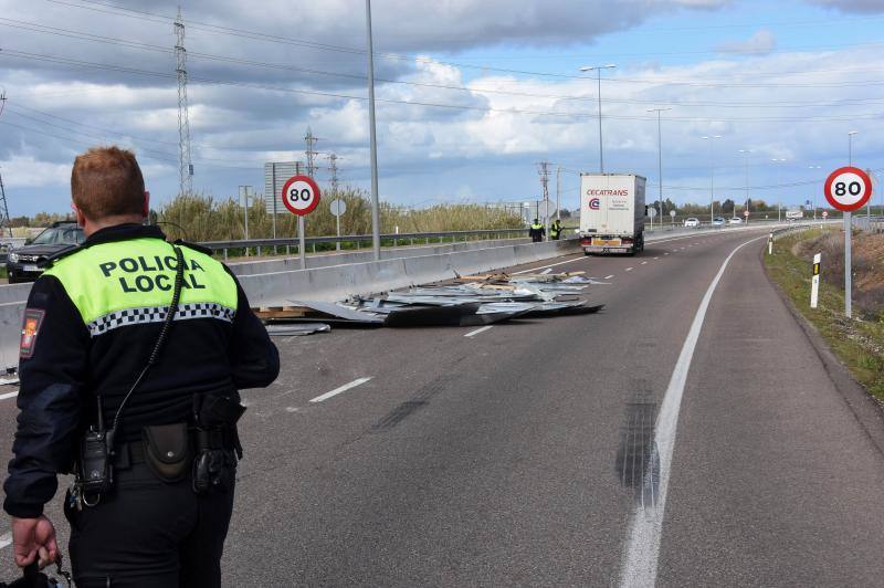Un camión pierde una carga de planchas metálicas en la salida de Badajoz