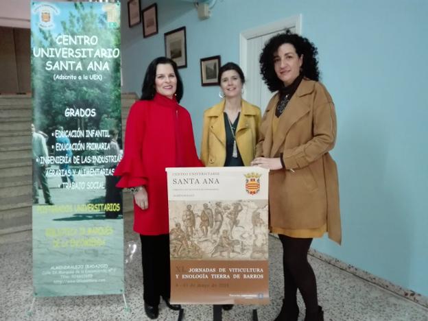 La directora y profesoras del centro Santa Ana. :: g. c.