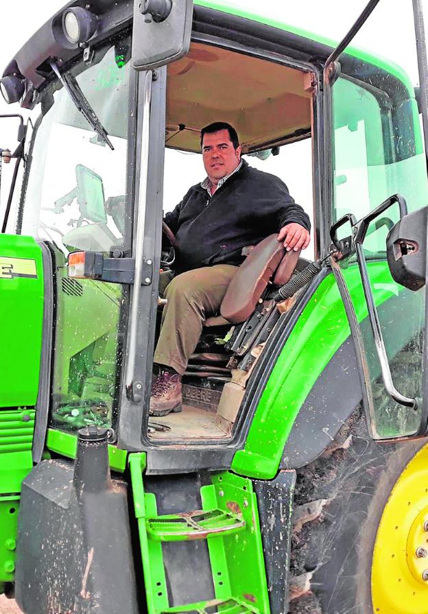 Joaquín Romero, montado en su tractor. :: F. h.