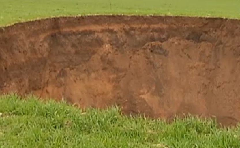 Aparece un cráter de diez metros de profundidad en una finca agrícola de Cuenca