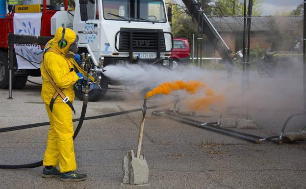 Imagen principal - El Counterfog absorbe el humo contaminado y echa a tierra las partículas tóxicas.