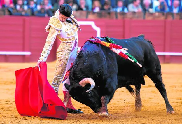 Alejandro Talavante en su segundo toro de la tarde, al que cortó una oreja. :: efe