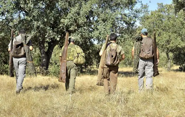 Un grupo de cazadores en un coto extremeño.