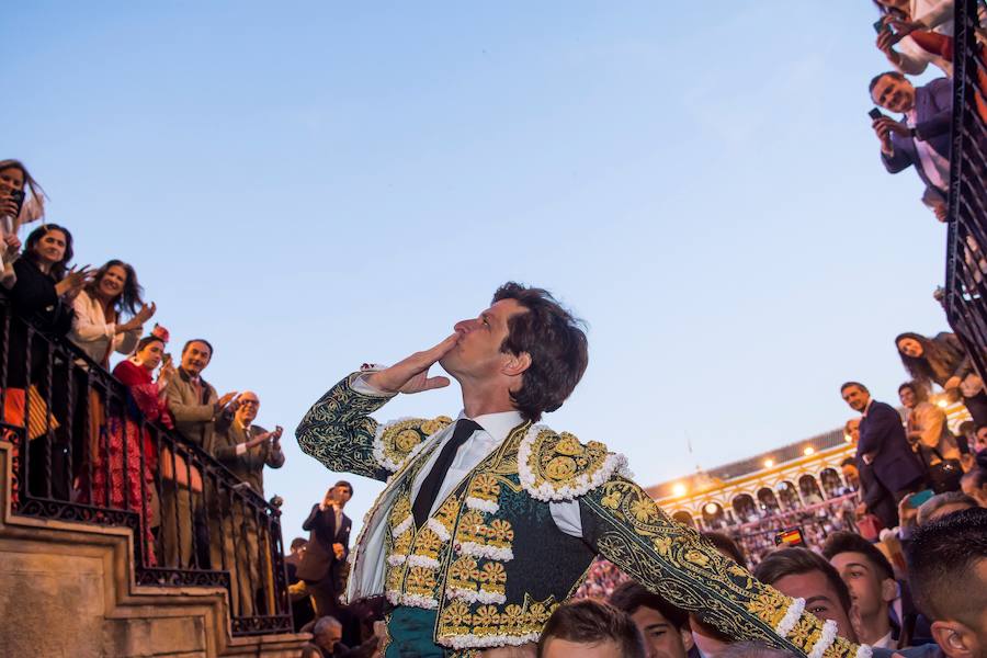 Dos faenas de inspiración, técnica y formidable despaciosidad. La segunda se resuelve con el indulto de un toro de Garcigrande de muy lata calidad. Cuatro orejas de botín. Silencio para Talavante en sus dos toros 