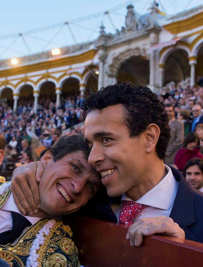 Dos faenas de inspiración, técnica y formidable despaciosidad. La segunda se resuelve con el indulto de un toro de Garcigrande de muy lata calidad. Cuatro orejas de botín. Silencio para Talavante en sus dos toros 