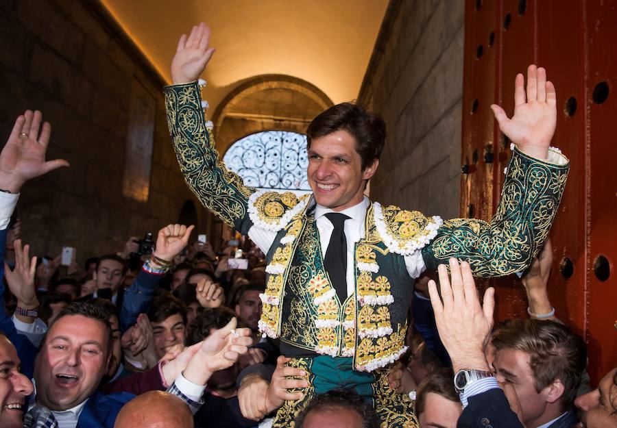 Dos faenas de inspiración, técnica y formidable despaciosidad. La segunda se resuelve con el indulto de un toro de Garcigrande de muy lata calidad. Cuatro orejas de botín. Silencio para Talavante en sus dos toros 