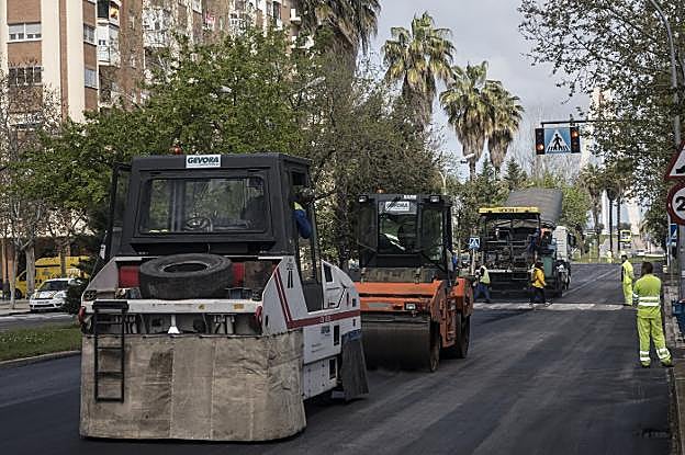 Las máquinas trabajan en los carriles que permiten circular en dirección al Puente Real. :: PAKOPÍ