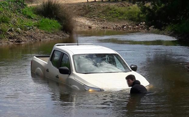 Rescatan a un hombre que quedó atrapado con su coche en mitad de un río cerca de Talavera